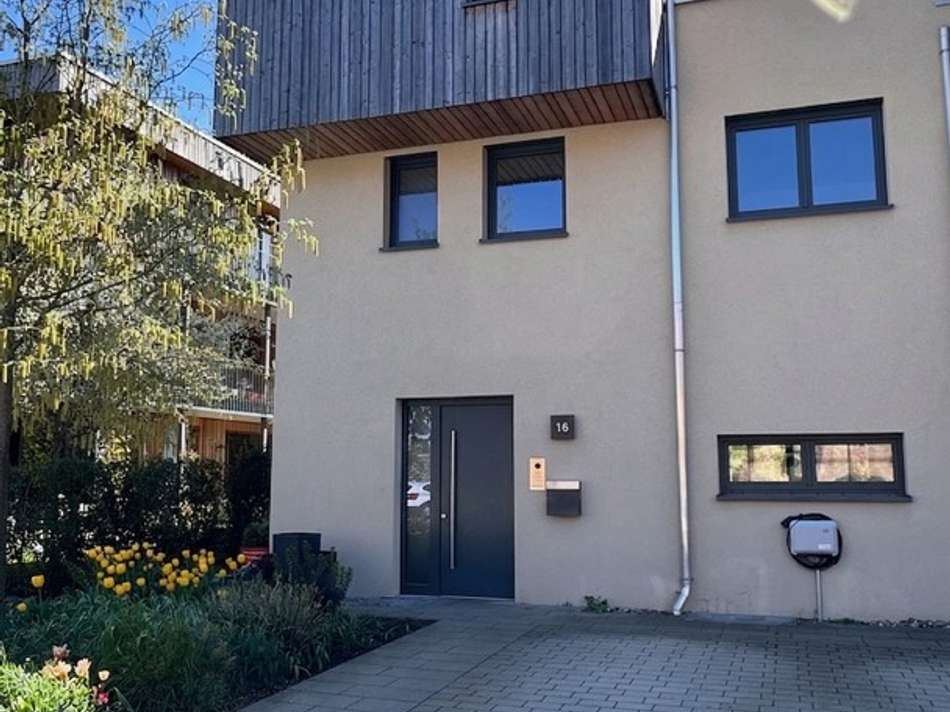 Haus Front und Stellplätze