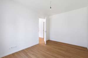 Kleinod | 2-Zi Gartenwohnung in Süd-Ost-Ausrichtung | EBK | Blick auf Parkfläche – Friedenauer Höhe 21, 12159 Friedenau, Berlin – Vorschaubild 19