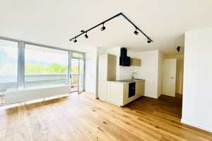 Komplettsanierung - alles neu! Helle 2,5-Zimmer-Wohnung mit großem Balkon! – München – Vorschaubild 1