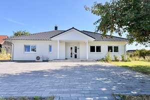 Jetzt Miete möglich! Winkelbungalow 5 km bis Neubrandenburg, Baujahr 2022, Doppelgarage, EBK,Carport – Die vollständige Adresse der Immobilie erhältst du vom Anbieter., 17039 Sponholz – Vorschaubild 1