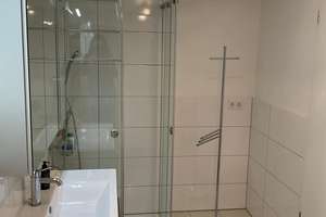 Lichterfüllte 3-Zimmer ETW mit außergewöhnlichem Grundriss und großzügigem Westbalkon im 1.OG! – Hallstätter Str. 12, 81249 Lochhausen, München – Vorschaubild 6