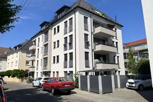 moderne 3-Zi.-Wohnung im 1.OG mit Südbalkon, Aufzug, Einbauküche und Stellplatz