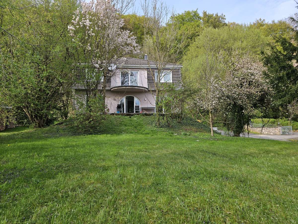 Stilvolles, großzügiges Einfamilienhaus auf parkähnlichem, sonnigem Grundstück