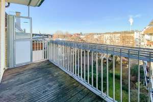 Altbau mit Substanz: Großzügige 5-Zimmer-Wohnung mit Balkon und Gestaltungsspielraum