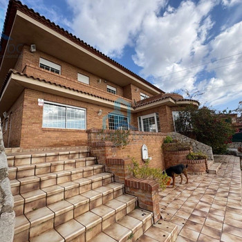 Chalet mit 5 Schlafzimmern und 1 zusätzlichen Schlafzimmer in La Secuita zu verkaufen