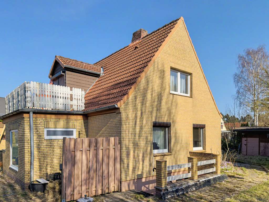 Immobilie in Eutin - Modernisierungschance: Doppelhaushälfte mit umlaufendem Garten - Bild 1