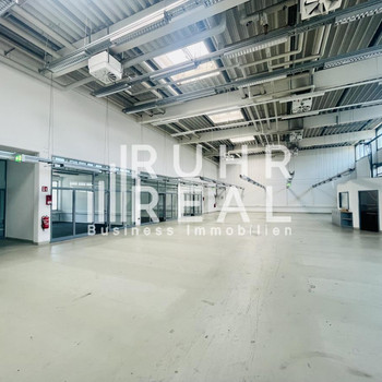 Moderne Lager-/Ausstellungsfläche | Sektionaltore | anliegende Büros | RUHR REAL