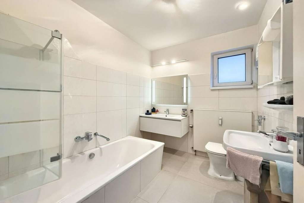 Immobilie in Burgheim - MFH mit 3 Einheiten, Außenwanddämmung, PV Technik & Grundstückspotenzial in Zentrallage Burgheims - Bild 3