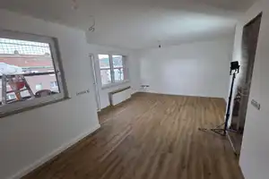 Kernsanierte 2 Zimmerwohnung mit offener Küche, XXL-Dusche und Balkon – Derfflinger Straße 30, 40470 Düsseldorf – Vorschaubild 4