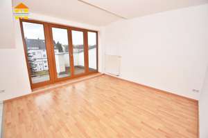 Helle Dachgeschosswohnung mit Balkon/Terrasse & Stellplatz