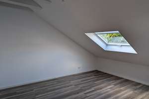 2 ZW WOHNUNG DG WANNENBAD EBK ALLE ZIMMER TAGESLICHT NÄHE UNIKLINIK ROSSMANN EIFLER REWE BUSSE/BAHN – GÜNTHERSTR 21, 60528 Niederrad, Frankfurt am Main – Vorschaubild 3