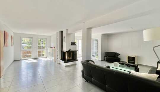 Bild von Wohnen mit Wohlfühlfaktor: Freistehendes Einfamilienhaus mit TG, Garten und Dachterrasse