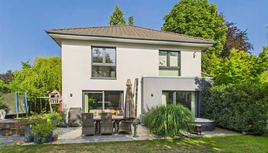 Bild von Charmantes Einfamilienhaus mit großzügigem Wohnzimmer und Garten.