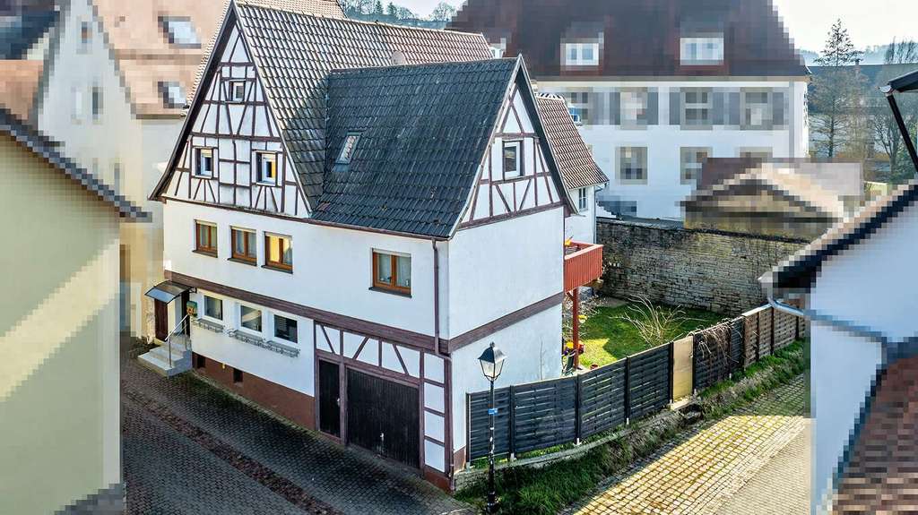 Immobilie in Adelsheim - Liebevoll renoviertes Fachwerkhaus mit Sonnenterrasse und Garten - Bild 2
