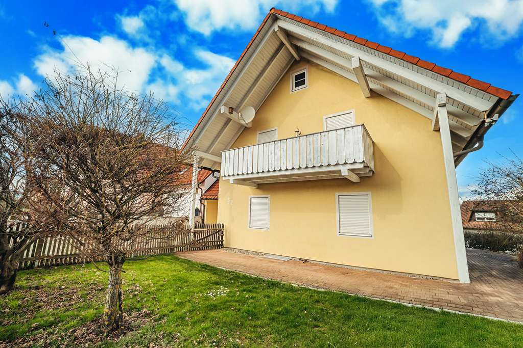 Immobilie in Aiglsbach - Attraktives Einfamilienhaus mit großem Grundstück und Doppelgarage in ruhiger Wohnlage von Aiglsbach - Bild 3