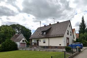 Charmantes Zweifamilienhaus mit großem Grundstück und Garage in ruhiger Lage von Affing – Die vollständige Adresse der Immobilie erhältst du vom Anbieter., 86444 Affing – Vorschaubild 4