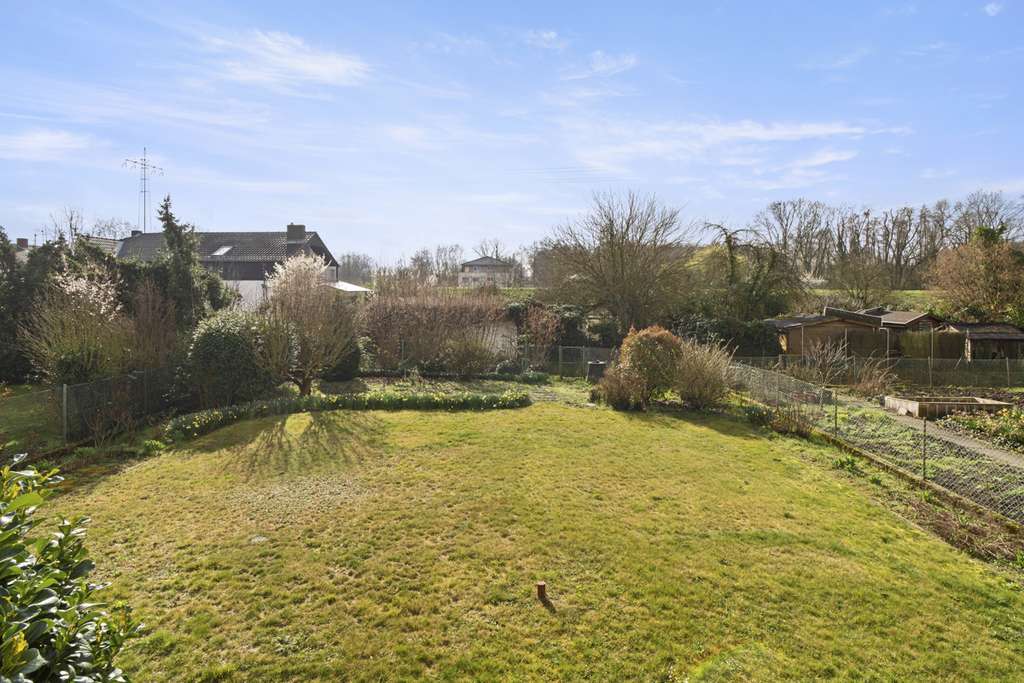 Immobilie in Biblis - Freistehendes Einfamilienhaus mit Garten und Blick ins Grüne - Bild 1