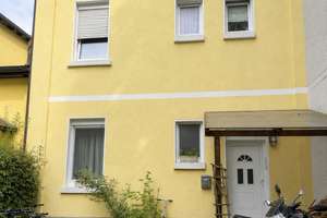 Dachgeschosswohnung mit Einbauküche im Zweifamilienhaus