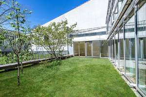 Sehr helle Luxus-Designwohnung mit großem Garten