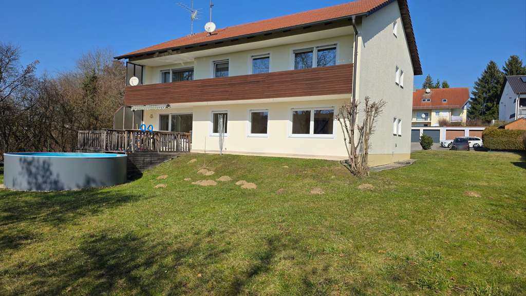 Immobilie in Neuhaus am Inn - Zweifamilienhaus mit Herz in Niederbayern - Sommer, Sonne, Pool & Garten - Bild 0