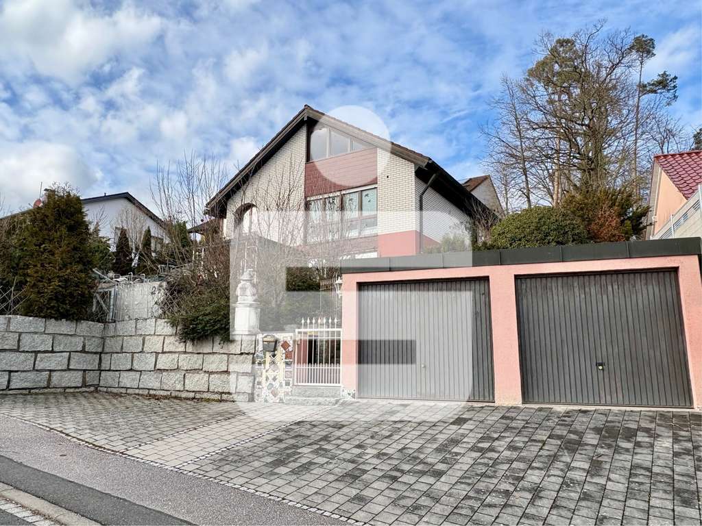 Immobilie in Ammerndorf - Einfamilienhaus mit Enliegerwohnung in Ammerndorf...Viel Platz und toller Blick inklusive!  - Bild 0