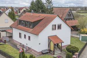 Zweifamilienhaus mit Südgarten, Terrasse, Garage & Carport in Großenseebach – Die vollständige Adresse der Immobilie erhältst du vom Anbieter., 91091 Großenseebach – Vorschaubild 1