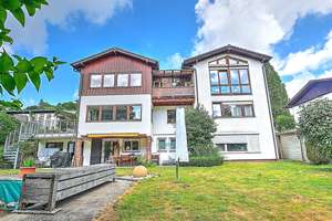 FELDAFING: DREIFAMILIENWOHNHAUS - CHARMATES WOHNEN MIT WEITBLICK UND POTENZIAL! – Die vollständige Adresse der Immobilie erhältst du vom Anbieter., 82340 Feldafing – Vorschaubild 1