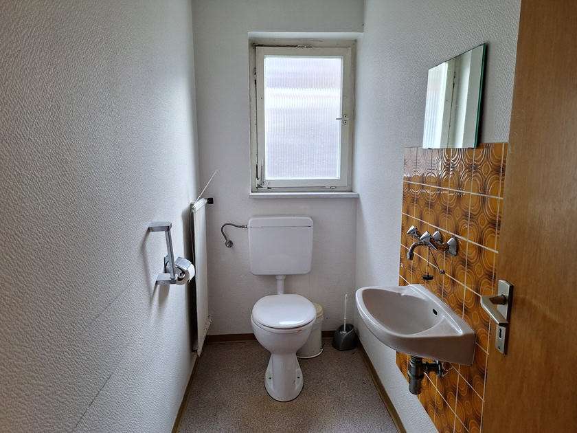 Immobilie in Oberderdingen - Freistehendes, geräumiges Wohnhaus mit Garagen in sehr schöner Randlage - Bild 1