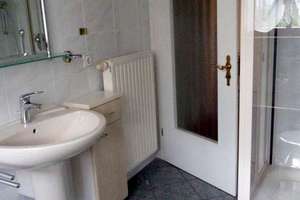 Attraktives 10-Zi-Zweifamilienhaus mit schönem Garten und Garage, ideal zum Wohnen und Vermieten! – Die vollständige Adresse der Immobilie erhältst du vom Anbieter., 97523 Schwanfeld – Vorschaubild 8
