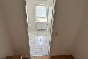 Großzügige und vermietete 2-Zi. mit Laminat, Balkon, EBK und Wanne in zentraler Lage – Die vollständige Adresse der Immobilie erhältst du vom Anbieter., 9130 Sonnenberg, Chemnitz – Vorschaubild 4