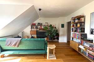 Wunderschöne, 2 Zimmer DG Wohnung mit Balkon (2x) I PKW- Außenstellplatz I Renoviert I Küchenzeile – 60435 Preungesheim, Frankfurt am Main – Vorschaubild 2