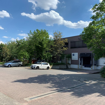 *ATTRAKTIVE ca. 3.000 m² GROßE LAGERHALLE + 250 m² BÜRO ZU VERMIETEN*