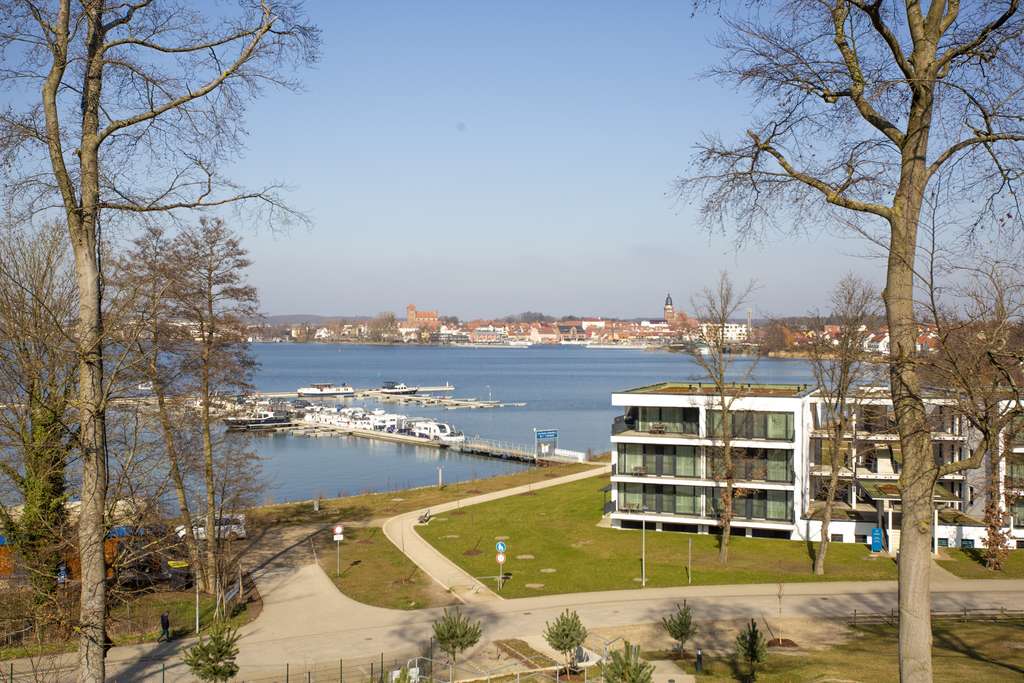 Immobilie in Waren (Müritz) - Exklusive Ferienwohnung mit eigener Sauna einzigartigem Seeblick auf die Müritz - Bild 0