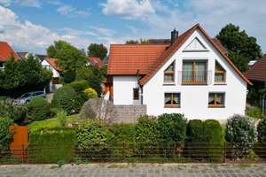 Top gepflegt mit viel Platz und traumhaftem Garten! – Die vollständige Adresse der Immobilie erhältst du vom Anbieter., 90475 Altenfurt, Moorenbrunn, Nürnberg – Vorschaubild 1
