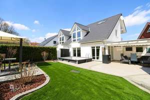 +++ Exklusive Doppelhaushälfte: Wohndesign trifft auf Familien-Idylle +++ – Die vollständige Adresse der Immobilie erhältst du vom Anbieter., 23570 Travemünde, Lübeck – Vorschaubild 2
