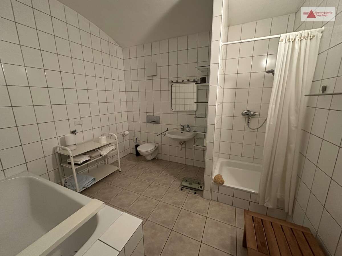 Immobilie in Grünhainichen - Wohnen & Vermieten: 6 Wohnungen, Dreiseitenhof & 6.123 m² Grundstück in Grünhainichen bei Chemnitz - Bild 1