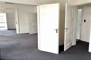 ’Ne Altbauwohnong, wie mer se in Düsseldorf liebt. Spetze Lage un janz vill Platz för et Leben.