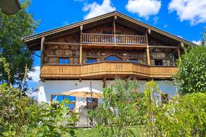 Wohnen über den Dächern von Seebruck – besondere Dachgeschosswohnung mit Chiemsee- und Bergpanorama