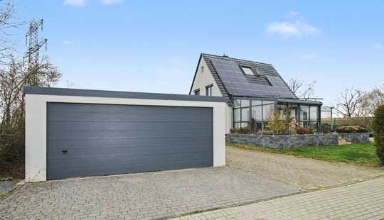 Bild von Einfamilienhaus mit PV Anlage und Wintergarten