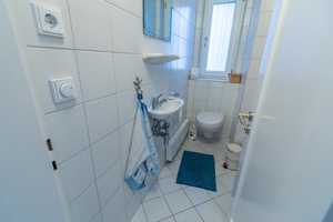 Zentral und ruhiges 4-Raum-Einfamilienhaus mit EBK in Bernau am Chiemsee mit schönem Südostgarten – Braunstraße 3, 83233 Rosenheim (Kreis) – Vorschaubild 6