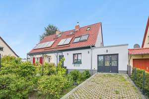 Liebevoll sanierte Doppelhaushälfte mit Einliegeroption und großem Garten – Die vollständige Adresse der Immobilie erhältst du vom Anbieter., 12524 Altglienicke, Berlin – Vorschaubild 1