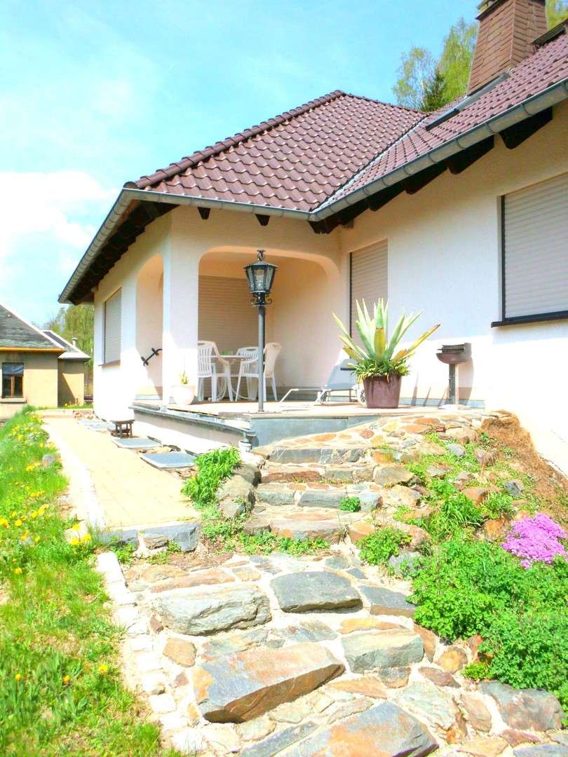 Schnäppchen nach Rohrbruch - gemütliches Zweifamilienhaus mit Fernblick in Klingenthal, Vogtlandkreis – Bild 1