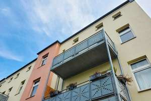 Mit Video: Viel Platz in 2 Zimmern mit großer Küche und Balkon!
