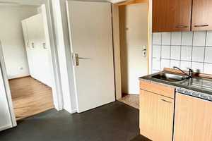 *COOLES STUDENTENDOMIZIL* SPORTLICH INS DACHGESCHOSS **TEILMÖBLIERT & RENOVIERT IN FRIEDRICHSTADT ** – Kirchfeldstr. xx, 40215 Düsseldorf – Vorschaubild 2