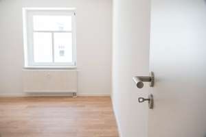 Sanierte 2-Zimmer-Altbauwohnung mit Wannenbad in Uni-Nähe
