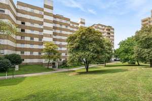 Großzügige 4,5-Zimmer-Wohnung mit Balkon und Grünblick in S-Feuerbach