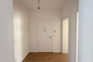 Top sanierte 2 Zimmer Wohnung mit Balkon und zusätzlichem Raum im Dachgeschoss