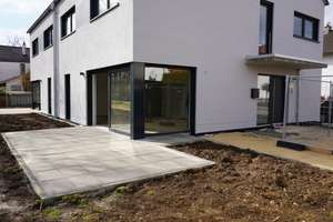 Erstbezug: Moderne Neubau-Doppelhaushälfte mit Terrasse, Gartenanteil und Carport