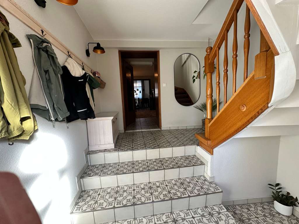 Immobilie in Waldkappel - Charmantes Zweifamilienhaus mit großem Grundstück, Nebengebäuden & modernisiertem Innenbereich - Bild 1