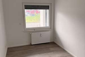 EG-Wohnung mit Balkon und Einbauküche in Lennep — Stellplatz/Garage auf Wunsch zumietbar – 42897 Trecknase, Remscheid – Vorschaubild 3